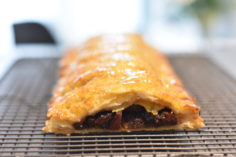 Jalousie with mincemeat and apples