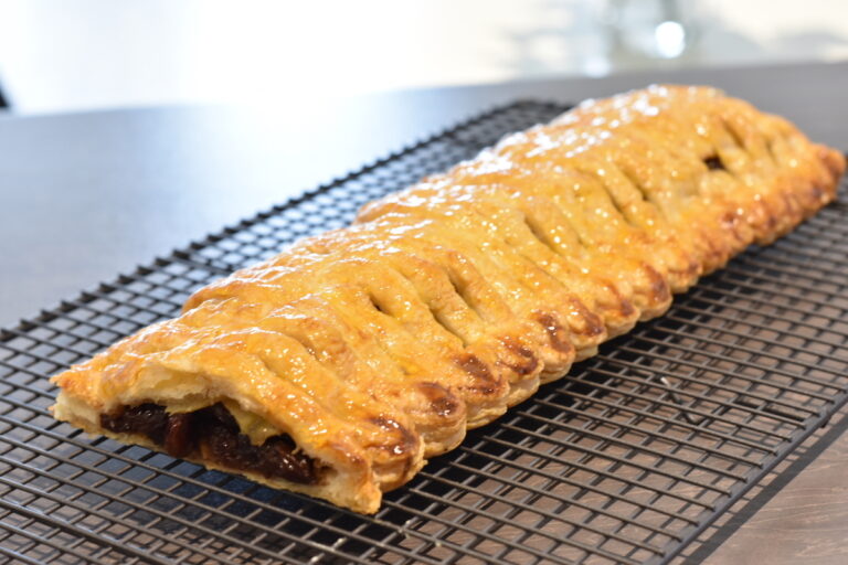 Jalousie with mincemeat and apples on wire rack