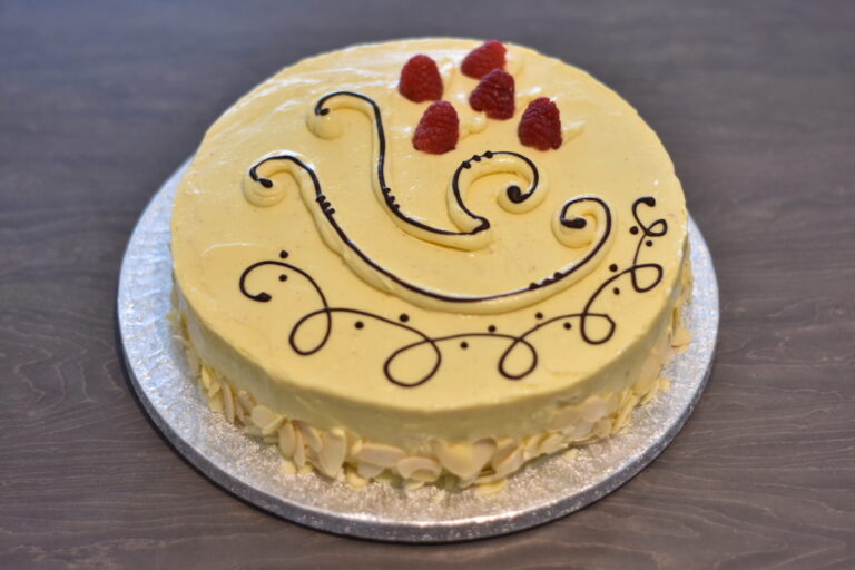 Genoise cake with raspberries and buttercream
