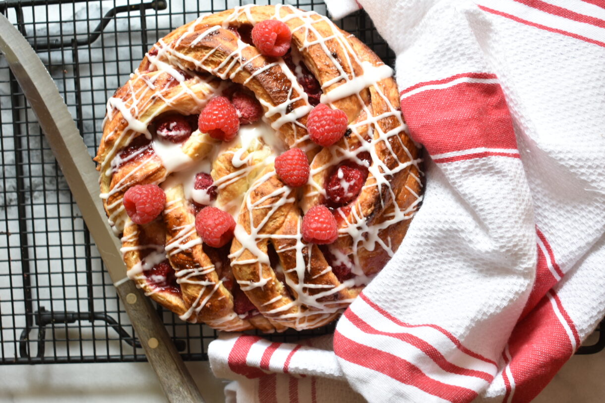 Twist bread with raspberries