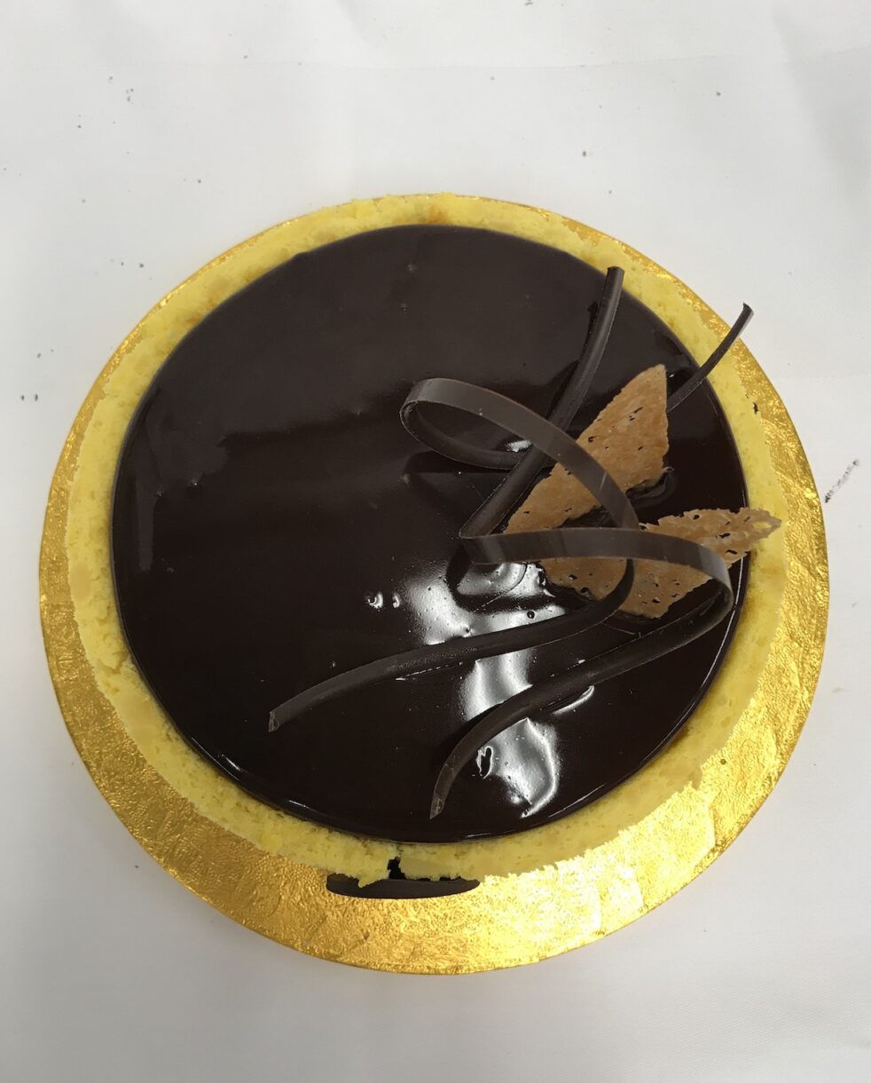 Top view of chocolate curls and chocolate glacage on my finished entremet