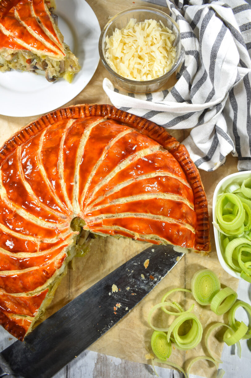 Pithivier with leeks, cheese, and a knife