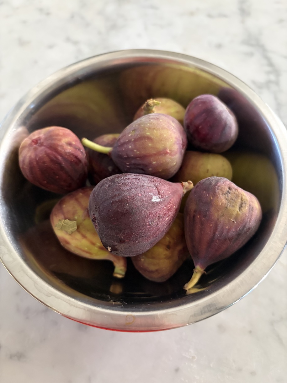 a bowl of ripe fresh figs