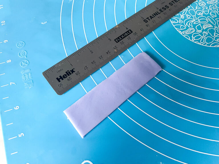 Silicone mat with ruler and purple fondant