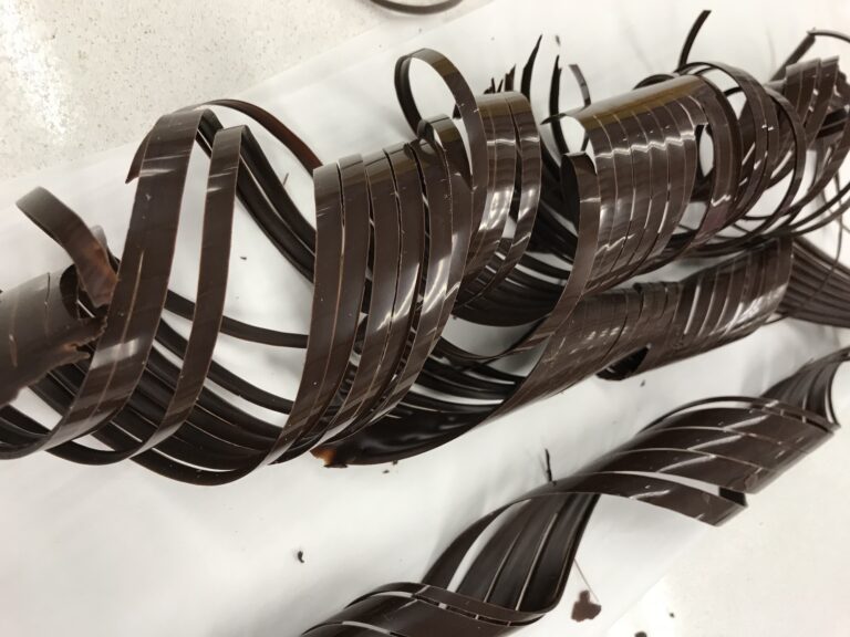 Tempered chocolate spirals