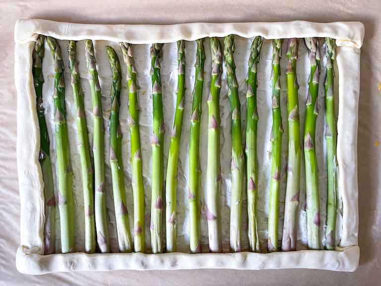 A rectangle of puff pastry with asparagus spears