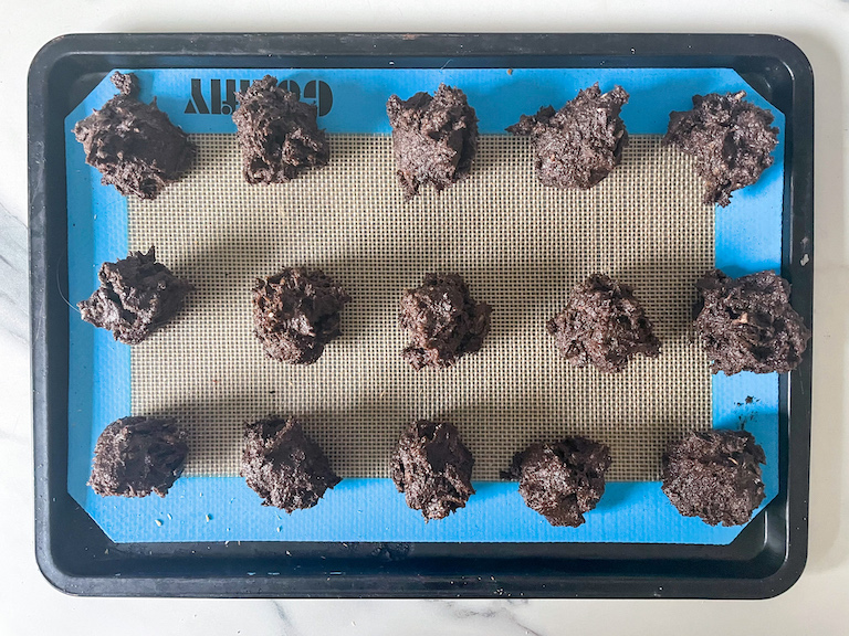 Scoops of Oreo truffle mixture on tray