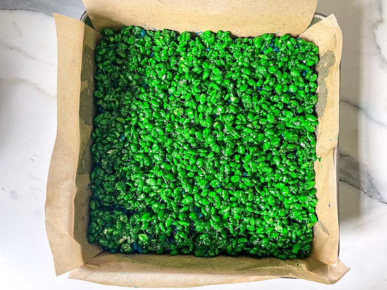 Green krispie layer in a tin
