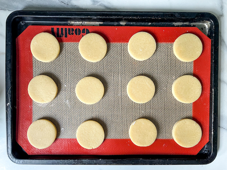 Round cookies on a tray