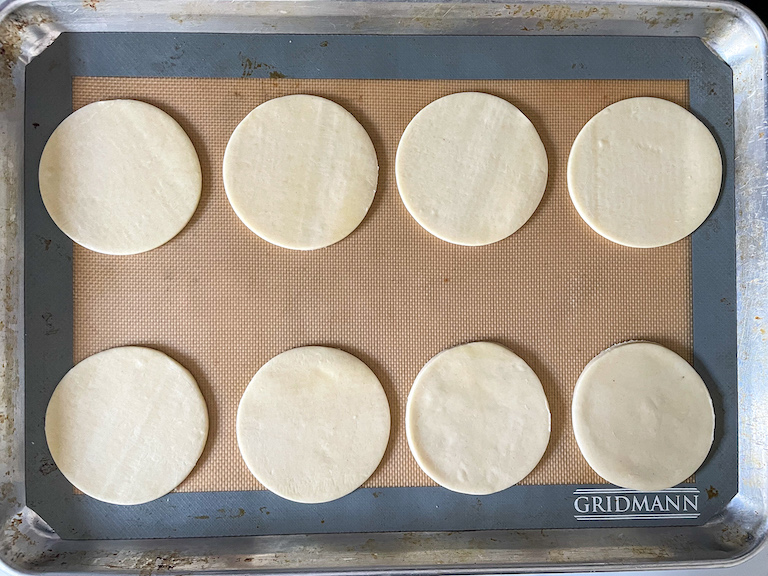 Circles of shortcrust arranged on a tray