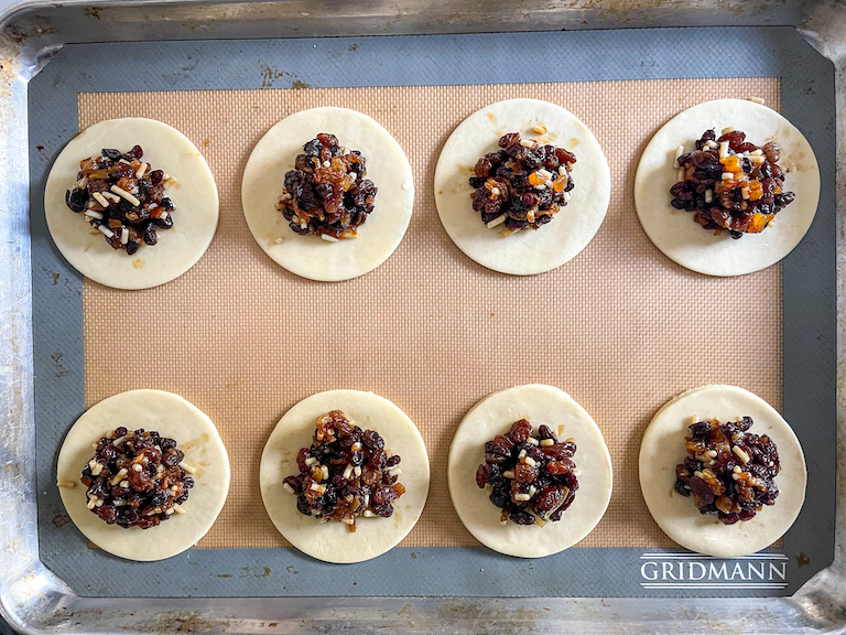 Discs of pastry with scoops of mincemeat on top