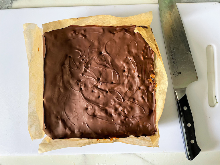 Slab of Nutella krispie treats and a knife