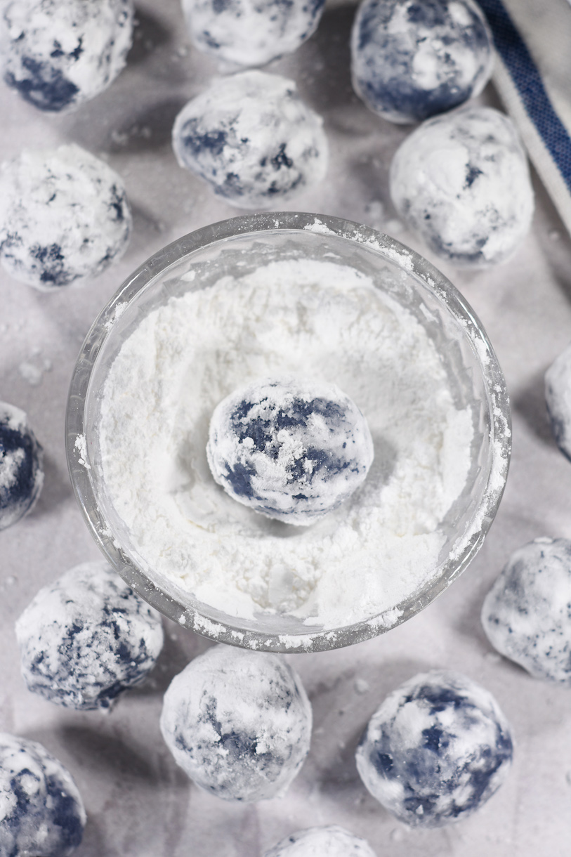 A bowl of confectioner's sugar surrounded by Earl Grey chocolates