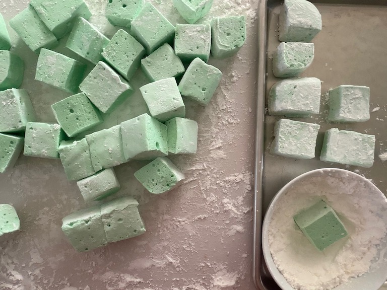peppermint marshmallows and a dish of cornflour and confectioner's sugar